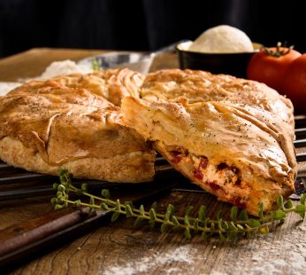 ΧΩΡΙΑΤΙΚΗ ΜΕΣΟΓΕΙΑΚΗ ΠΙΤΑ ΜΕ ΤΥΡΙ